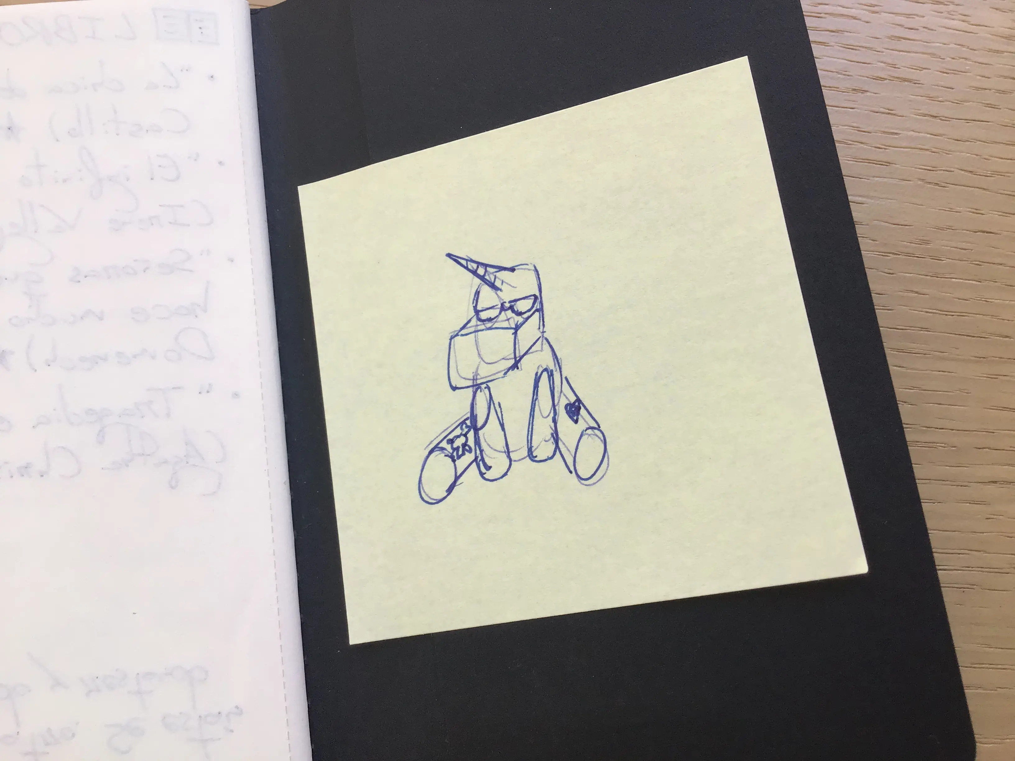 Boceto conceptual de una figura de unicornio dibujada a boli en un post-it